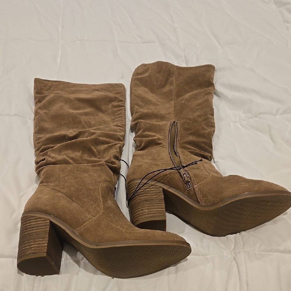 Universal Thread Tan Heeled Boots with Slouchy Design